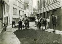 Bildet er tatt i 1932 og viser asfaltarbeidere. Foto: Stavanger Byarkiv.